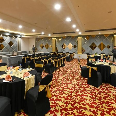 Hotel Avalon Palms Agra Agra  Exteriör bild