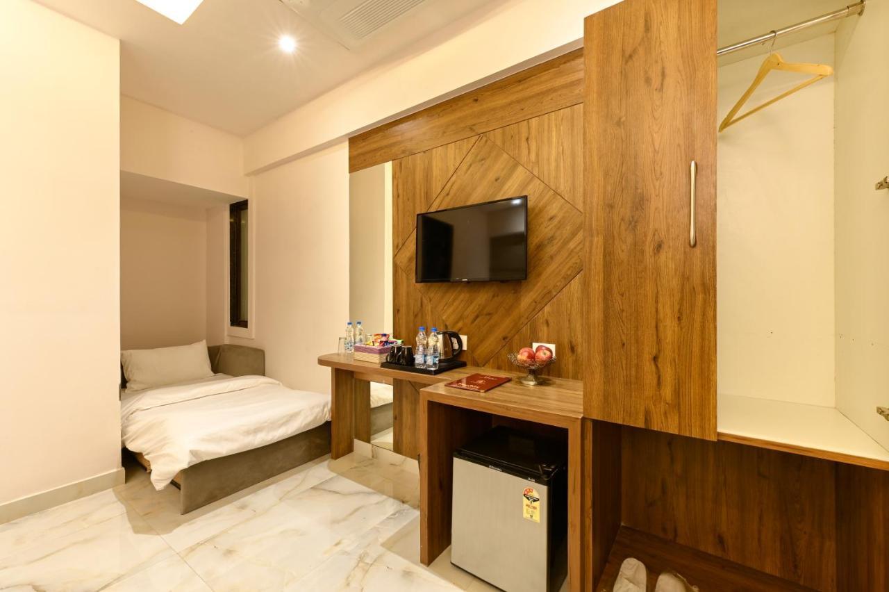 Hotel Avalon Palms Agra Agra  Exteriör bild