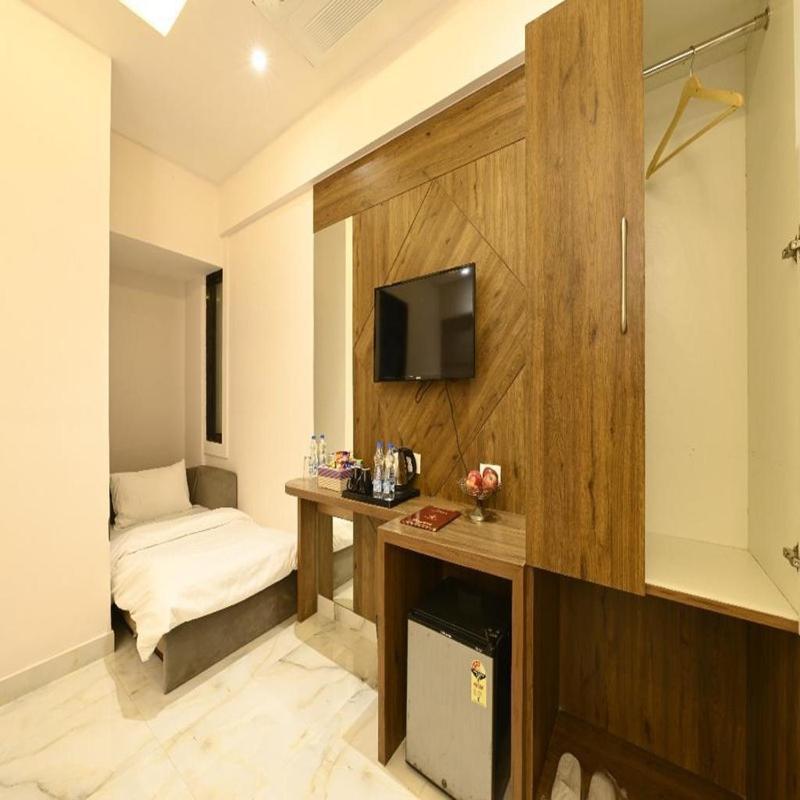 Hotel Avalon Palms Agra Agra  Exteriör bild
